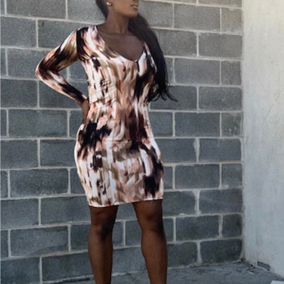 Print fabric long sleeve body-con midi dress with V-neck line. - Picture 3 of 4